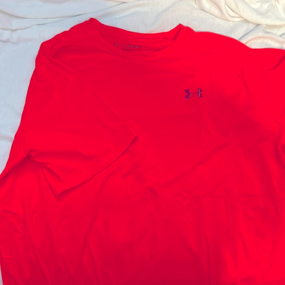 Men’s under armour heat gear tee shirt. Size XXL.